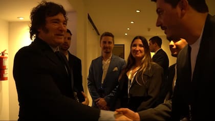 Milei, en el Tech Forum 2024; detrás de él, Mauricio Novelli y Manuel Terrones Godoy