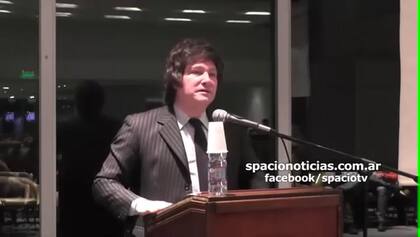 Milei, en junio de 2018, en Salta, en la conferencia en la que tildó de "burra" a una periodista
