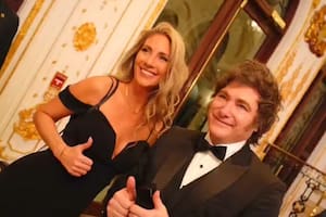 Milei, en la gala en Mar-a-Lago, con una fan