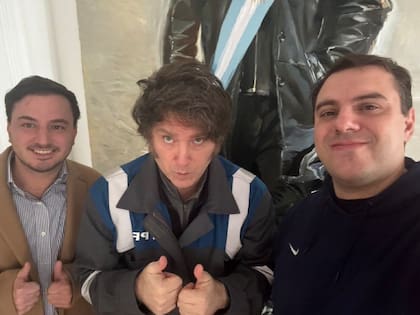 MIlei, en Olivos, con el diputado bonaerense Agustín Romo y el activista Daniel Parisini, alias Gordo Dan
