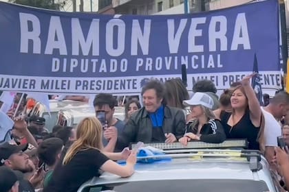 Milei, en una caravana por Moreno, en 2023, con el expuntero peronista Ramón Vera
