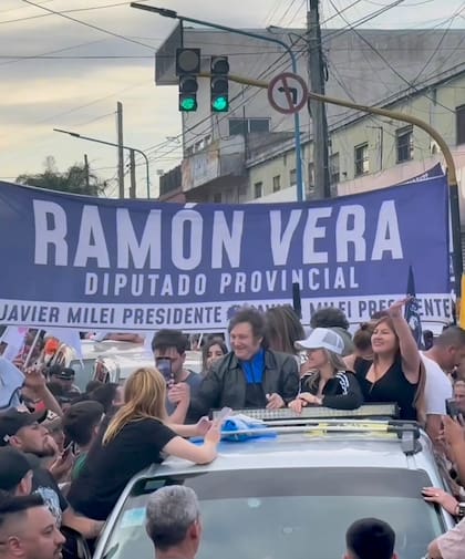 Milei, en una caravana por Moreno, en 2023, con el expuntero peronista Ramón Vera
