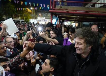 Milei, en Villa Lugano, en busca de la mística antipolítica