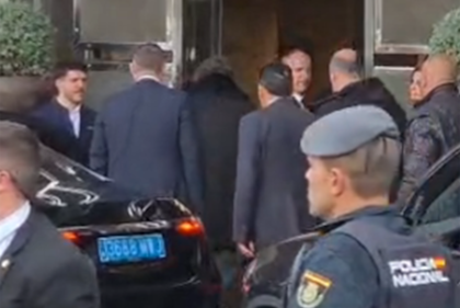 Milei entrando al hotel en Madrid