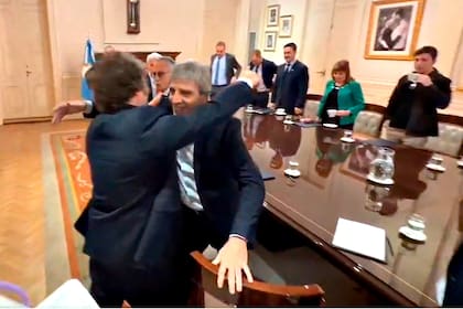 Milei felicitó hoy a su ministro, Luis Caputo