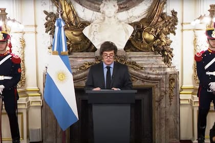Milei habló solo, sin la compañía de su gabinete y escoltado por dos granaderos