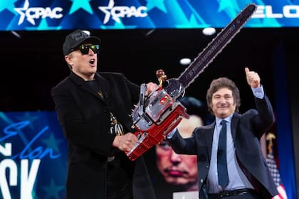 Milei junto a Elon Musk y la motosierra libertaria