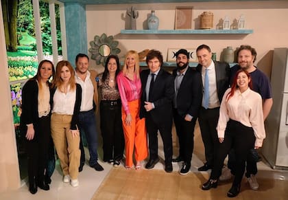 Milei junto a parte del Gabinete Nacional durante su visita al programa de Yuyito González.