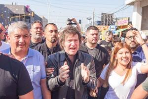 Milei junto a Ramón "Nene" Vera y su hija Andrea, durante una recorrida por Moreno en noviembre de 2022