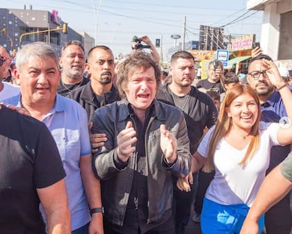 Milei junto a Ramón "Nene" Vera y su hija Andrea, durante una recorrida por Moreno en noviembre de 2022