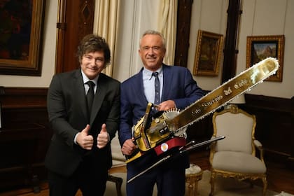 Milei junto a Robert Kennedy Jr. y la motosierra de "Las Fuerzas del Cielo"