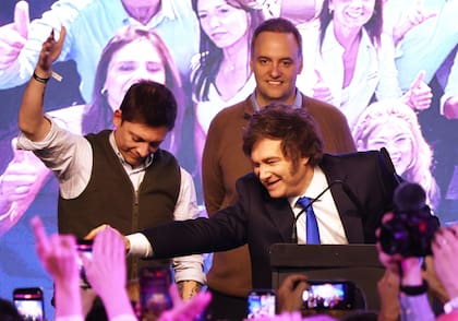 Milei, junto a Santiago Caputo y Manuel Adorni