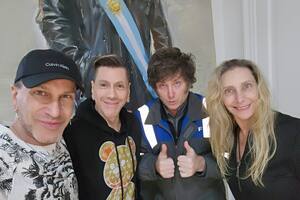 Milei junto a su hermana Karina y el diseñador Roberto Piazza y su pareja.