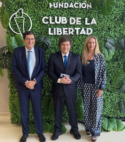 Milei junto a su hermana Karina y el titular de la Fundación Club de la Libertad, Alberto Medina Méndez