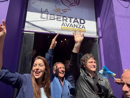 Milei junto a Tomás Figueroa y Laura Godoy, sus candidatos en la provincia