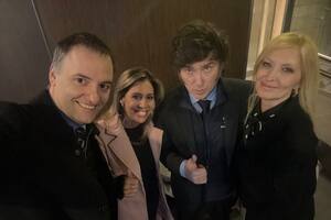 Milei junto a Yuyito en la previa a su discurso en el acto por el 140° aniversario de la Bolsa de Comercio de Rosario. Foto: X