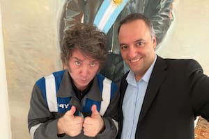 Milei junto con Adorni, en una foto que subió a redes para ratificar que continúa como jefe de Gabinete ante versiones de salida