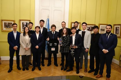 Milei junto con el equipo argentino campeón del Mundial 2025 de la Competencia Internacional de Ingeniería Aeroespacial (CanSat)
