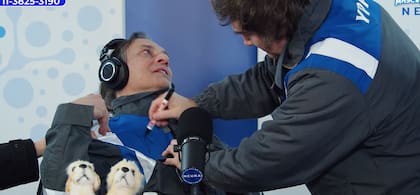 Milei le firmó un mameluco de YPF a "Tronco".