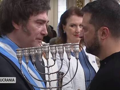 Milei le regaló a Zelensky un candelabro judío el día de su asunción en la Casa Rosada