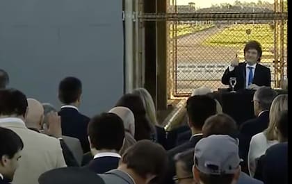 Milei levanta su pulgar hacia Espert, de espaldas, que alza su mano derecha para retribuir el saludo