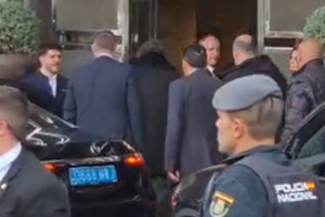 Milei llegó a Madrid para participar de un foro ultraliberal organizado por expertos en criptomonedas