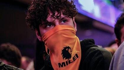 Milei llegó a la presidencia con la ayuda de su joven militancia, autoapodada “las Fuerzas del cielo”.