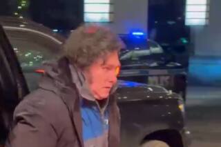 En un día caliente para el Gobierno, Milei llegó a Washington para la reunión del Consejo de la Paz que convocó Trump