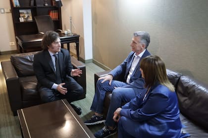 Milei, Macri y Bullrich, en el hotel Libertador en 2023