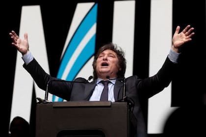 Milei pasó de ser un comentarista económico en televisión a ser presidente en espacio de apenas dos años.