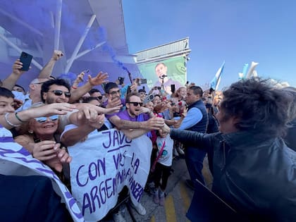 Milei saluda a los militantes durante su paso por Santa Fe