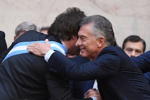 Milei saluda a Mauricio Macri después de asumir como presidente