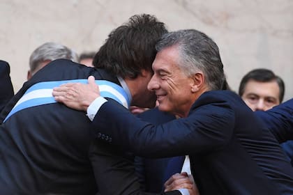 Milei saluda a Mauricio Macri después de asumir como presidente