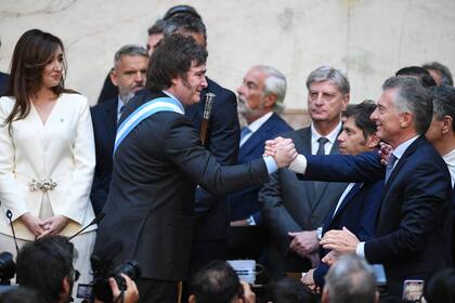 Milei saluda a Mauricio Macri, en la toma de posesión