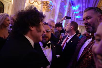 Milei saluda al lobbista rumano Dragos Sprinceana en Mar-a-Lago; una imagen que causó ruido político en Rumania