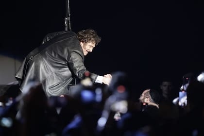 Milei saluda al público durante el show musical que realizó antes de la presentación de su libro