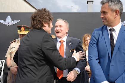 Milei saludó al embajador estadounidense, Peter Lamelas, en la presentación de los F-16 en Córdoba