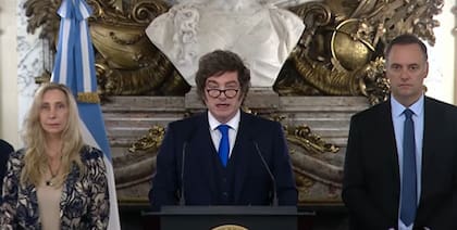 Milei se mostró junto a Karina y Adorni a sus costados en la cadena