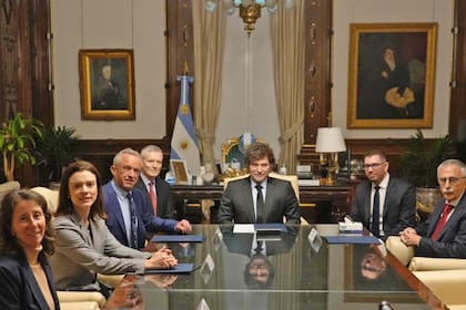 Milei se reunió con el secretario de Salud y Servicios Humanos de Estados Unidos, Robert Kennedy Jr. También participaron de la reunión la encargada de negocios de los Estados Unidos en la Argentina, Abigail Dressel; la consejera principal del secretario, Stefanie Nicole Spear; y Hannah Ingrid Anderson.