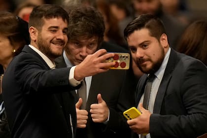 Milei se sacara selfies con argentinos en el Vaticano