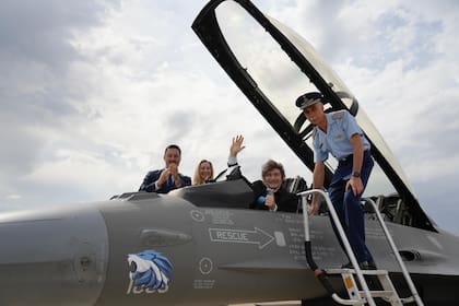 Milei se subió a un F-16 en Córdoba