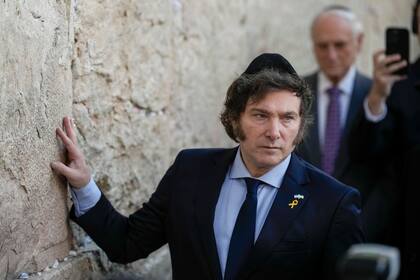 Milei toca el Muro de los Lamentos, el sitio de oración más sagrado para los judíos, en la Ciudad Vieja de Jerusalén, el 6 de febrero de 2024