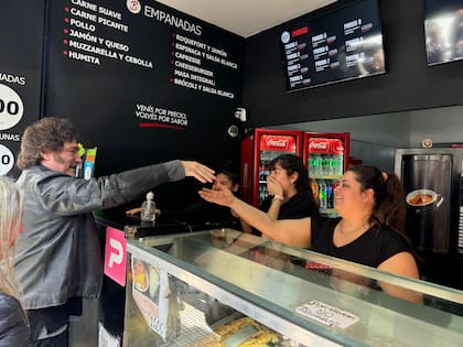 Milei visitó el local de empanadas que resguardó a un youtuber libertario tras la votación del veto en el Congreso