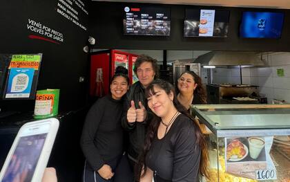 Milei visitó el local de empanadas que resguardó a un youtuber libertario tras la votación del veto en el Congreso