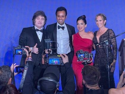 Milei, Vivek Ramawamy, Gabriela Berrospi, fundadora de Latino Wall Street, la organización que le dio el premio, y la argentina Natalia Denegri