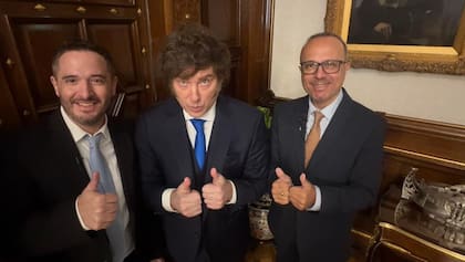 Milei volvió a criticar a los periodistas, los llamó “delincuentes” y respaldó a Adorni: “Maravilloso”.