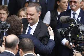 El fuego amigo daña más a Milei que Adorni