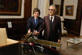 Milei condecoró al tenor italiano Andrea Bocelli en la Casa Rosada