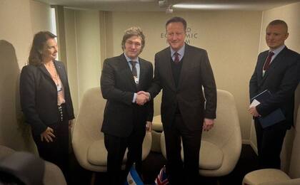 Milei y Cameron se reunieron en Davos, con las Malvinas como "punto en agenda" para futuros contactos