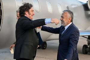 Milei y Cornejo firmaron el pacto electoral para las legislativas del 26 de octubre, bajo el sello de LLA. El presidente definirá la lista nacional; el gobernador, comandará el armado provincial.